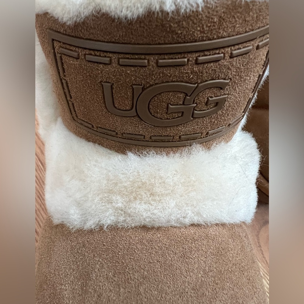 UGG Classic Chillapeak Genuine Shearling
Trimmed Boot Size 8 NWOT - Picture 11 of 15